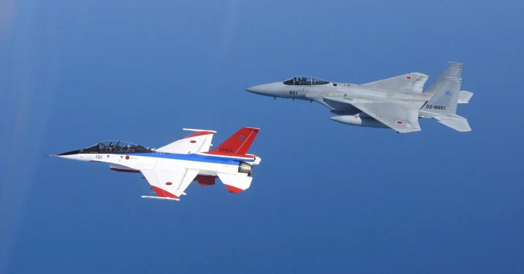 で飛行するF-2B戦闘機とF-15J戦闘機